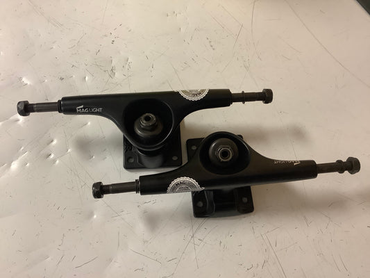 Tensor Trucks Maglight 5.5 lows all black
