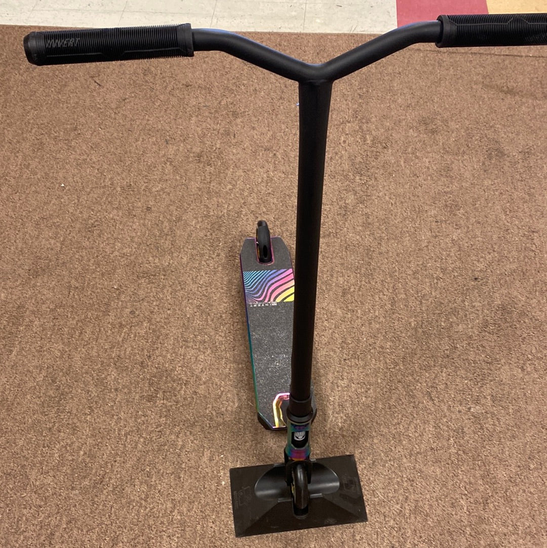 Invert Supreme Scooter Black/Oil Slick