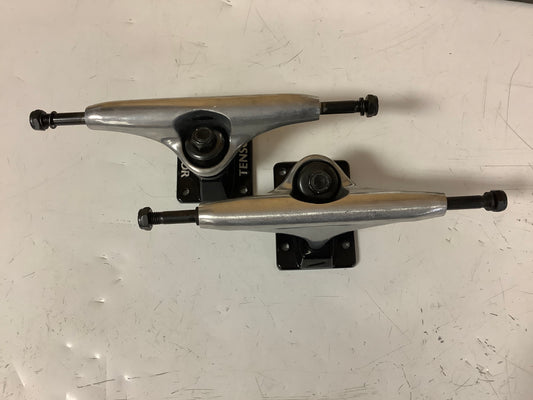 Tensor Trucks 5 3/4 Alloy silver hangers black baseplates