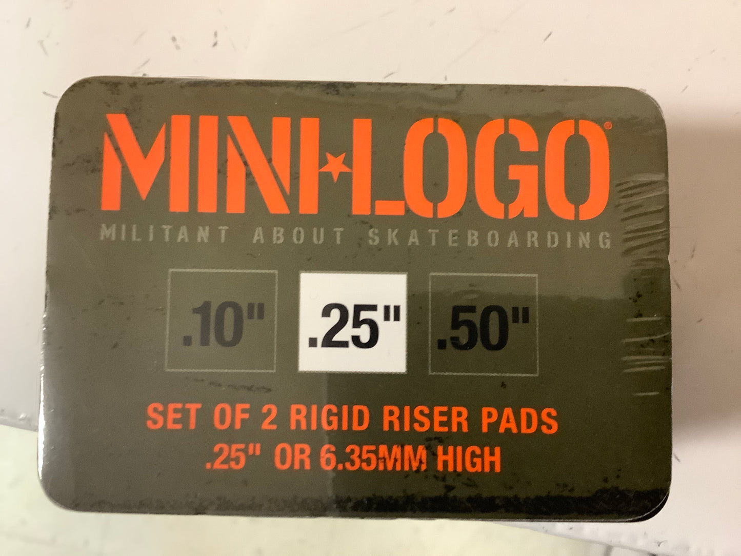 Mini logo 1/4” Riser pads