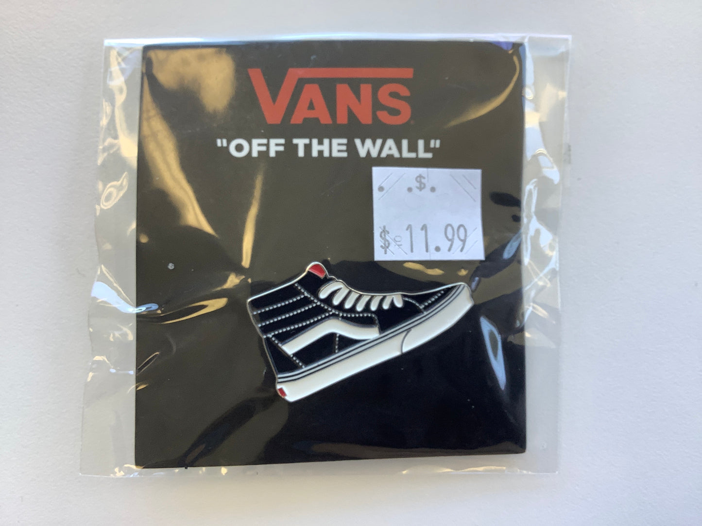Vans lapel pin Sk8Hi black white metal