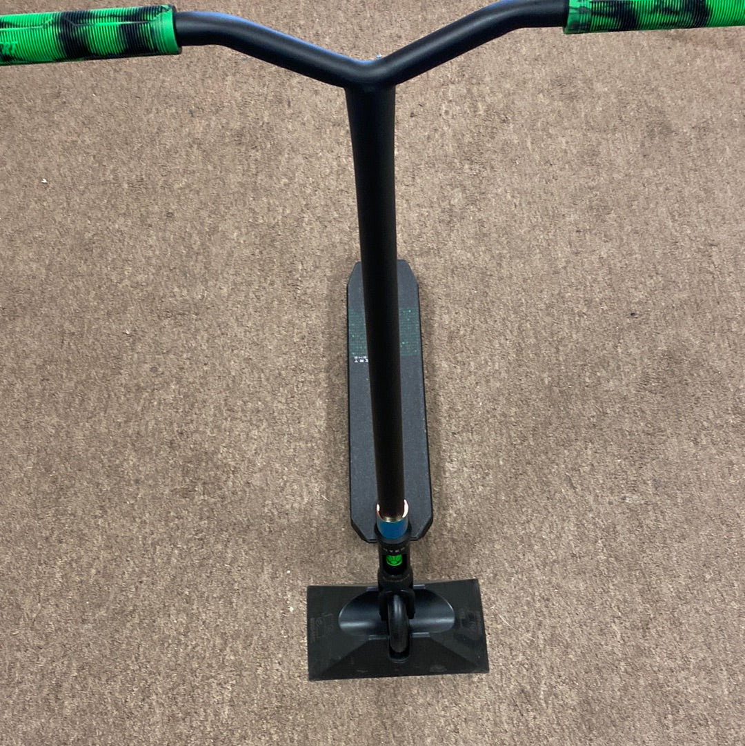 Invert Supreme Scooter Black/Green