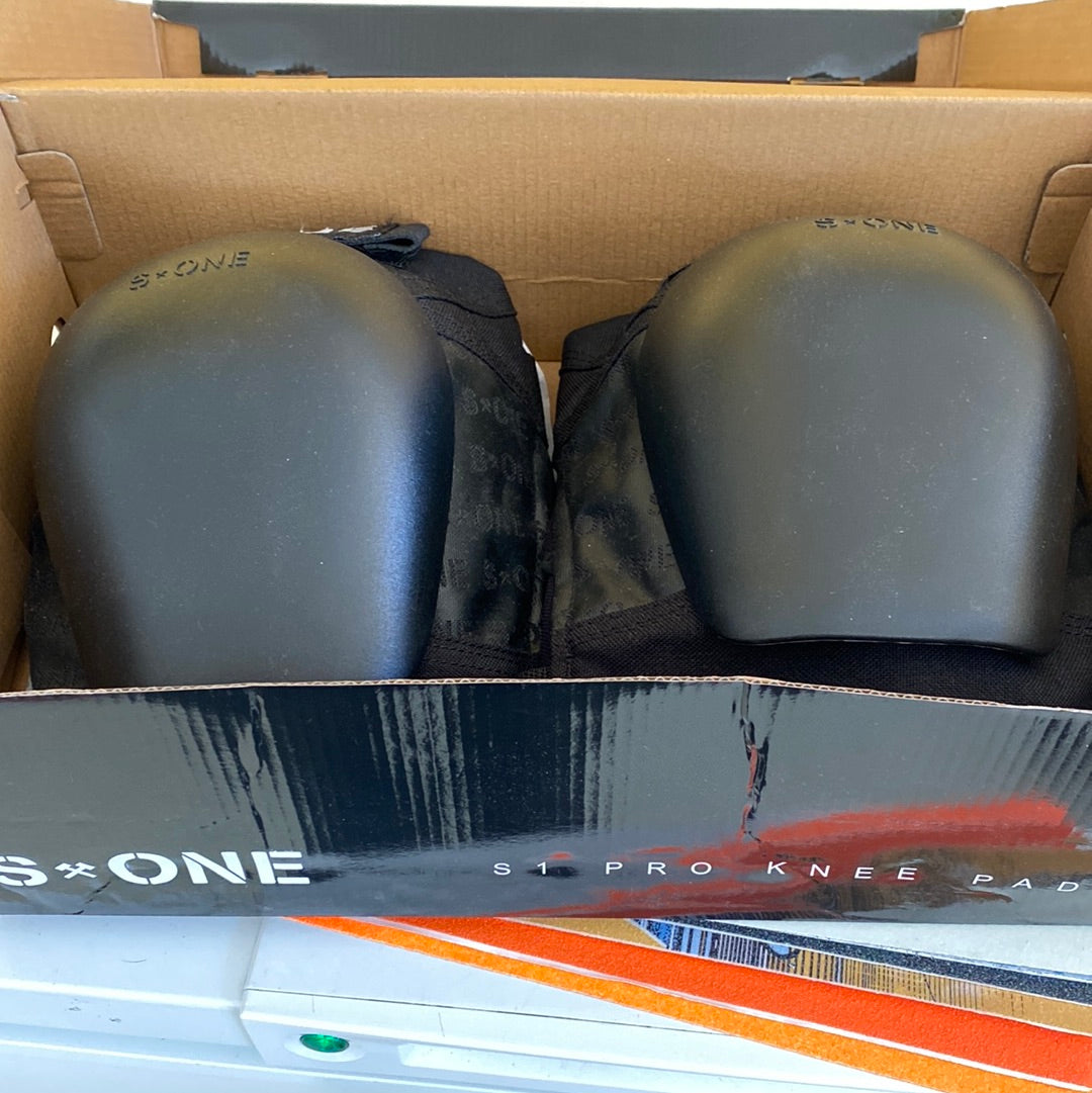 S ONE Pro Knee Pads Black M