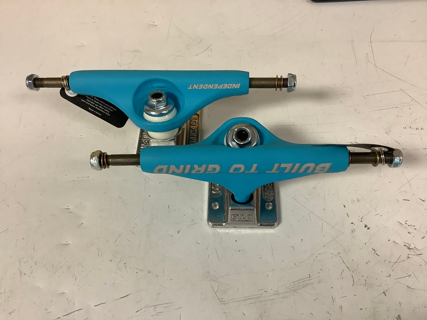 Independent Trucks 139 stage 11 built to grind blue hangers silver baseplates