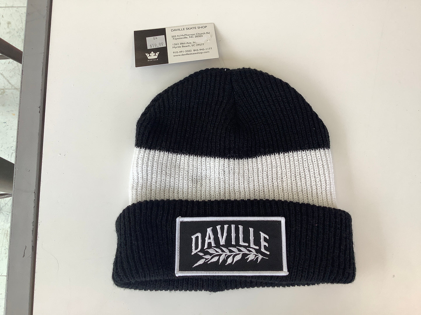 Daville beanie black white Pom