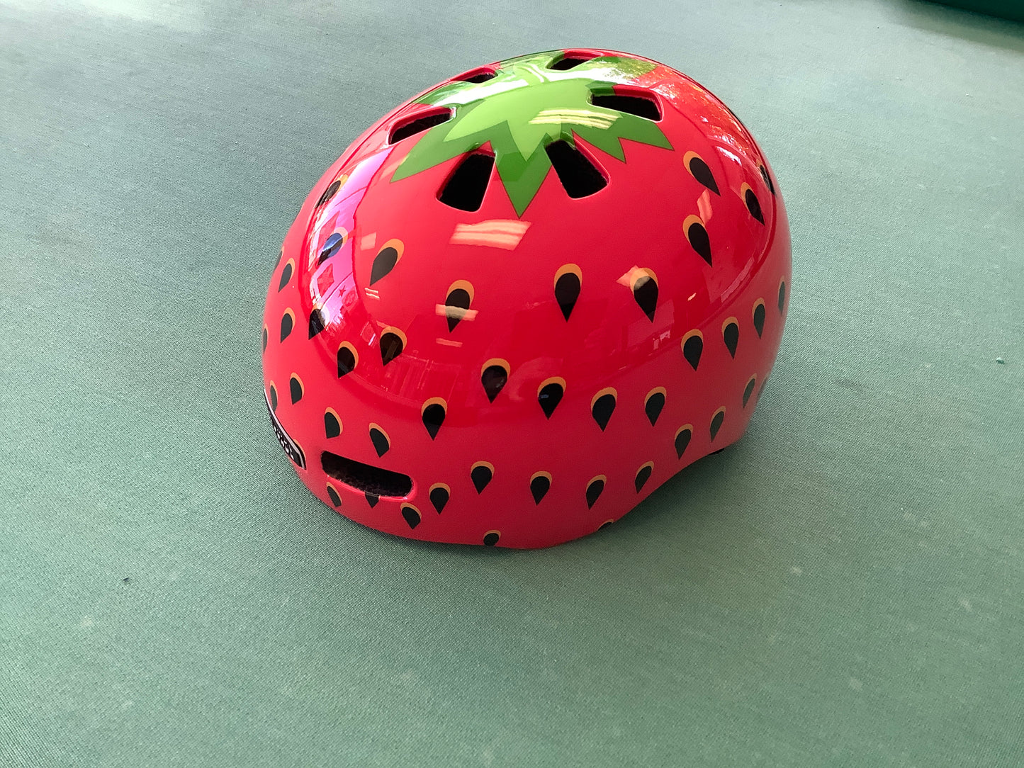 Nutcase helmet Strawberry print XS