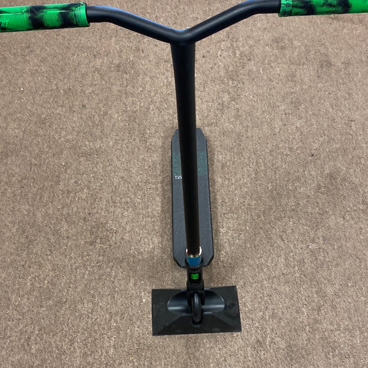 Invert Supreme Scooter Black/Green