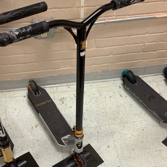 Fuzion Z300 Complete scooter black/gray/gold